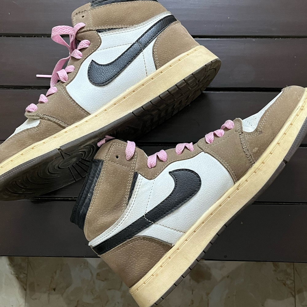Jordan 1 UK 9.5 - Picture 2 of 7